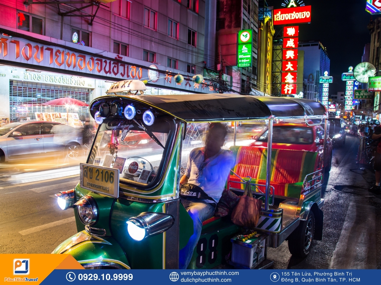 di chuyển bằng tuktuk